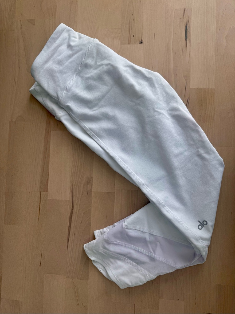 ALO Women White Capri Leggings. Size S.